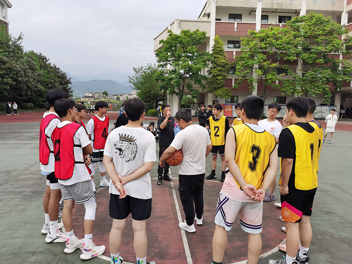 篮球友谊赛前讲友谊.jpg