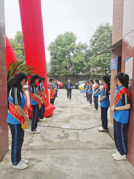礼仪队在大门口迎接家长.jpg