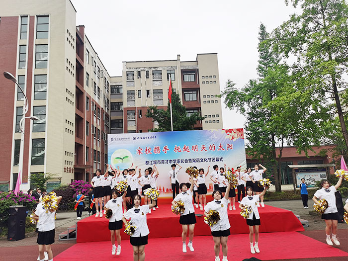 高二1班的啦啦操表演.jpg