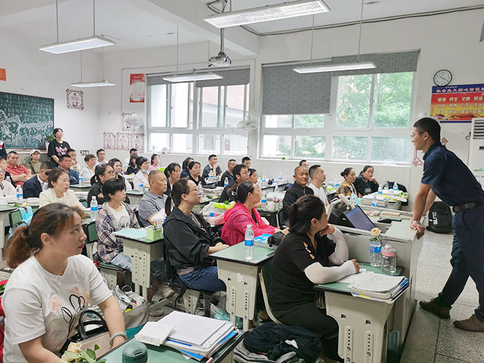 高一4班班级家长会.jpg