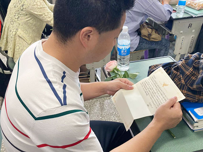 家长认真阅读孩子写给自己的信.jpg